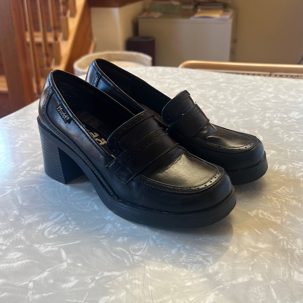 Black Mudd healed loafers